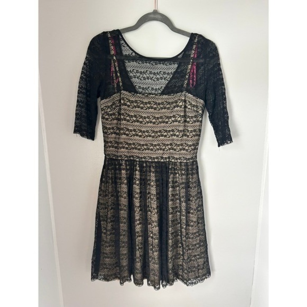 Betsy Johnson Black Lace Sheath Dress Nude Lining V Neck 3/4 Sleeve Size S